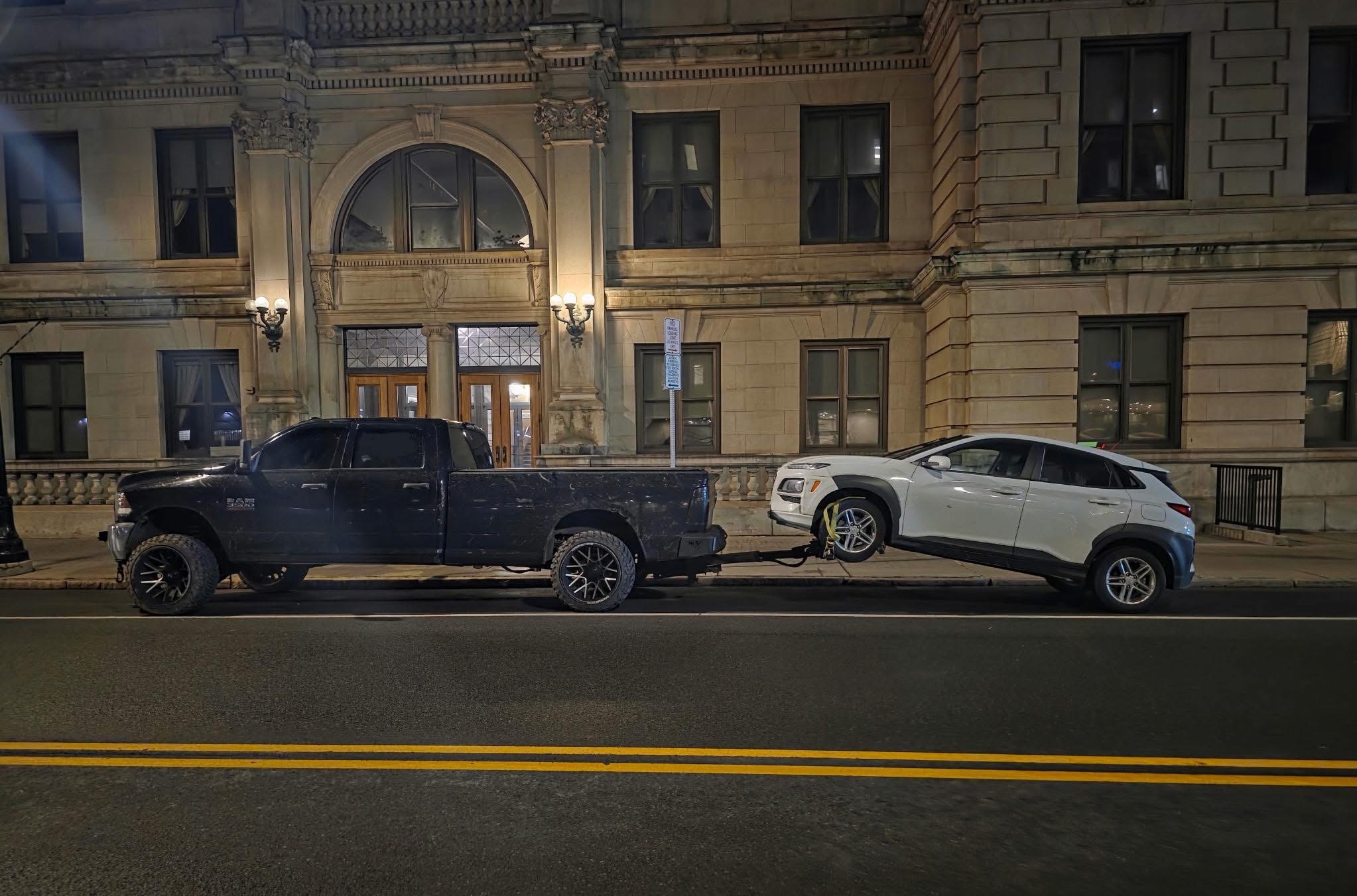 emergency-towing-car-at-night