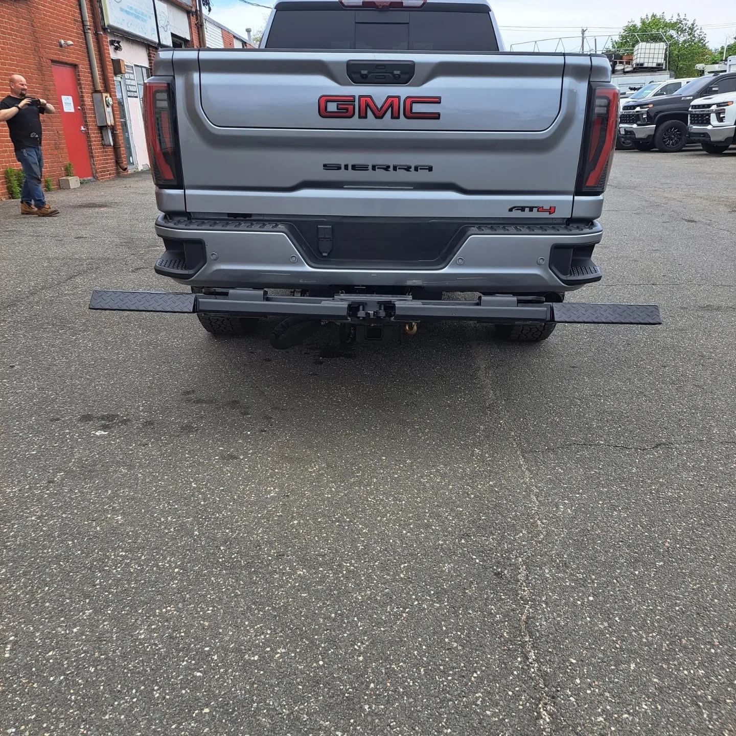 gmc-sierra-chevy-silverado-heavy-duty-trucks-tow-systems